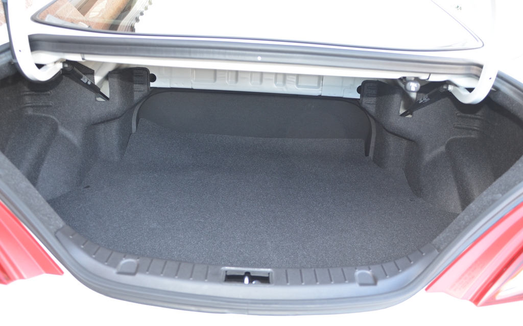Hyundai Genesis Coupé 2.0T 2013. Le coffre peut contenir 332 litres.