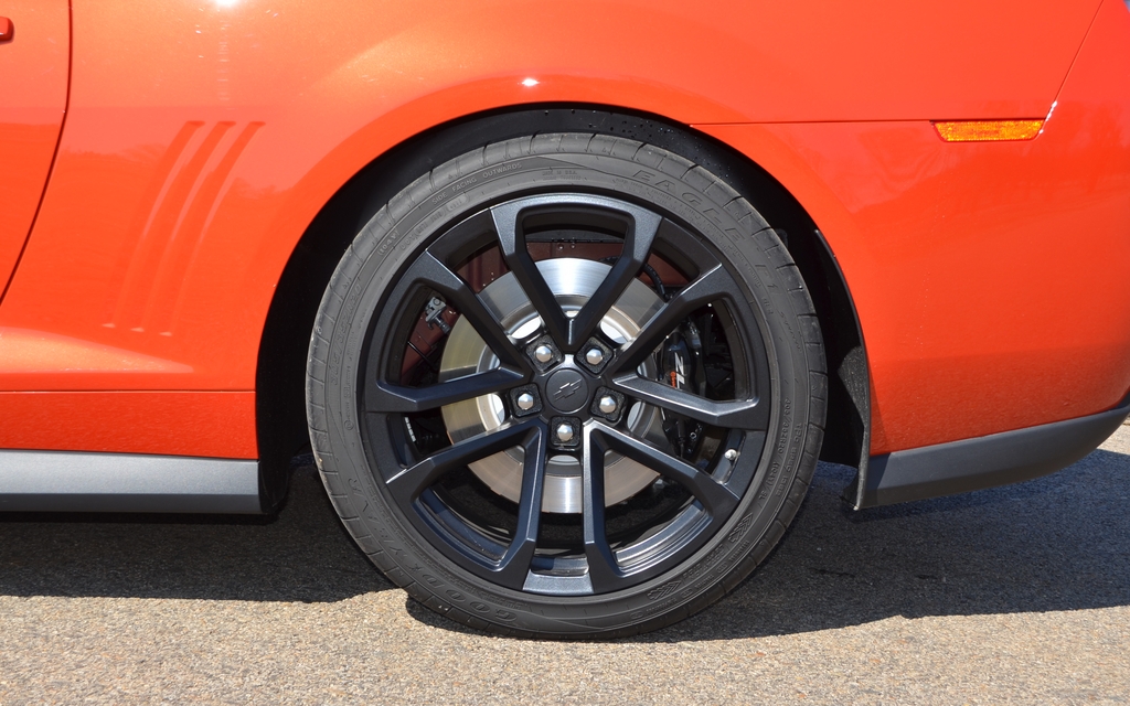 Chevrolet Camaro ZL1 2012. Goodyear Eagle F1 Supercar 305/35ZR20.