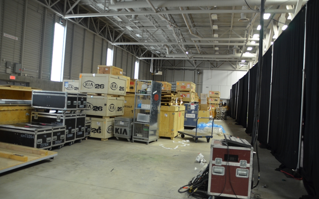 Derrière les rideaux noirs, c'est un peu moins glamour.