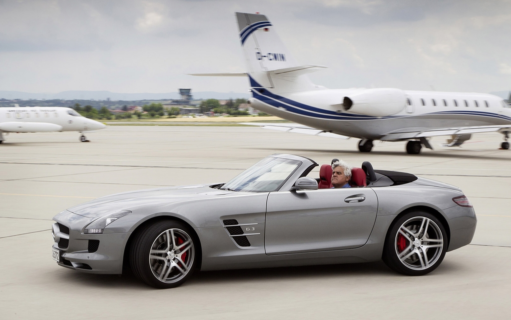 L'animateur Jay Leno prend livraison de sa SLS AMG Roadster en Allemagne