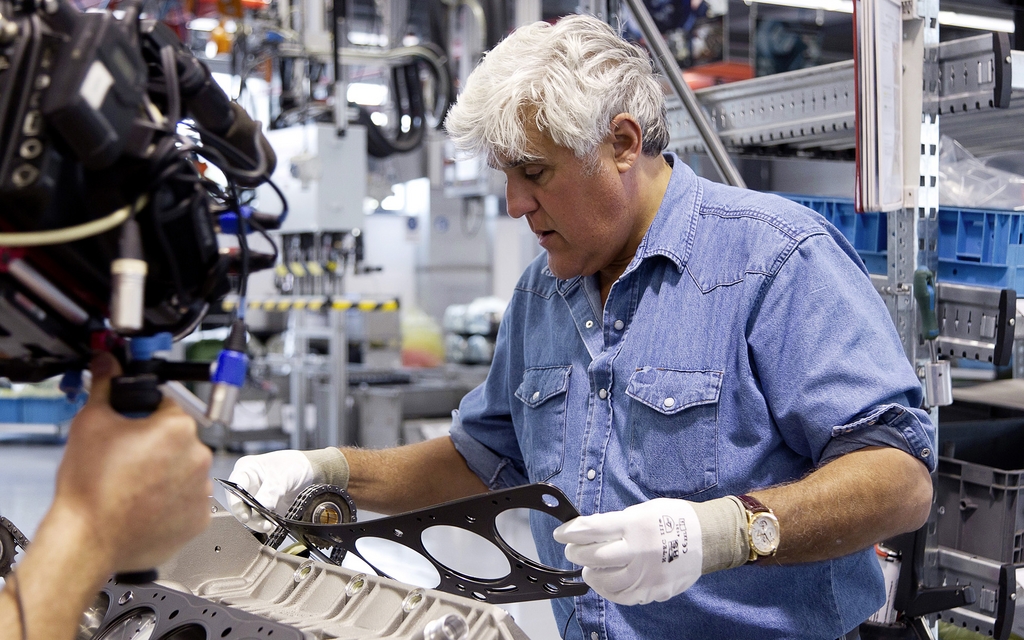 Jay Leno installe un joint de culasse sur le V8 qu'il assemble chez AMG