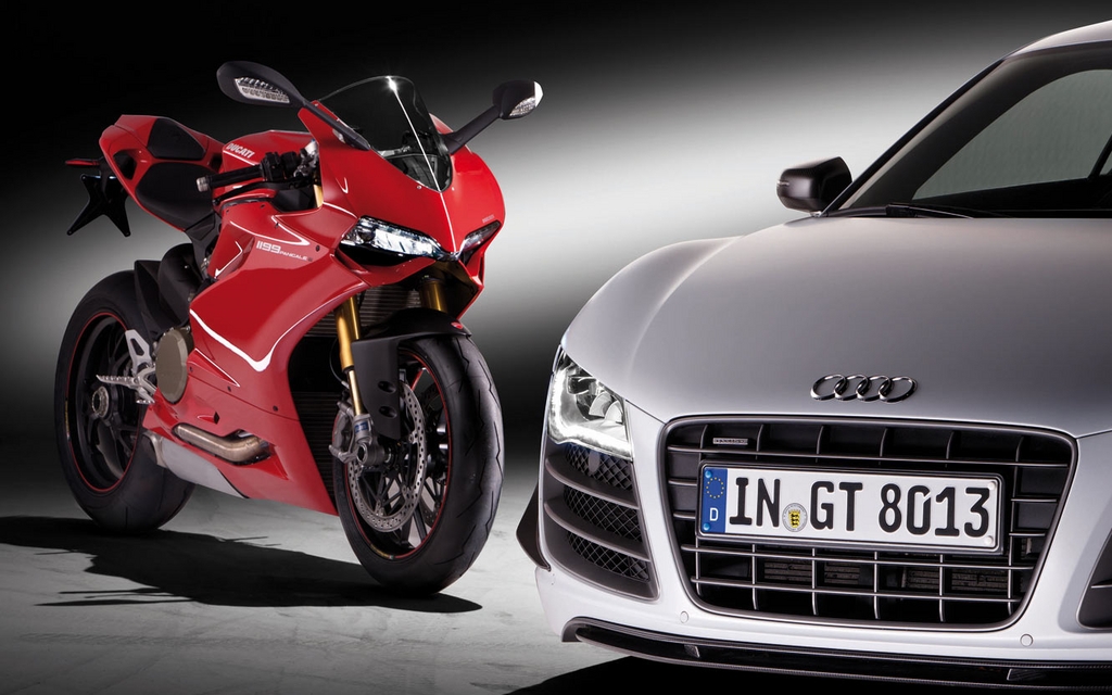 Audi R8 et moto Ducati