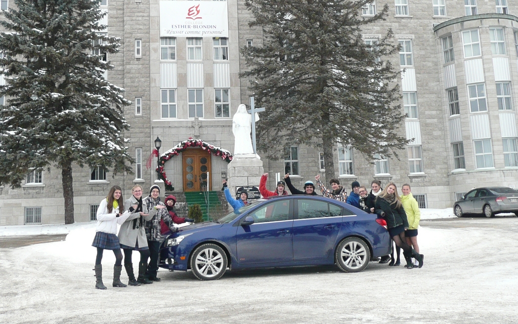 The Cruze attracts a crowd!