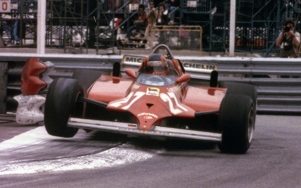 La Ferrari #27 sur trois roues. Du Villeneuve tout craché!