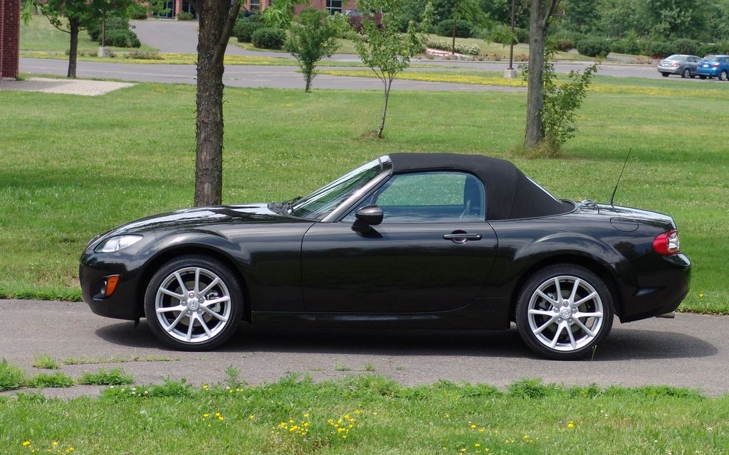 The rag top, reminiscent of the Miata.