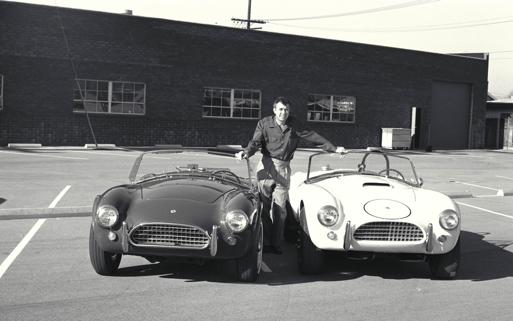 1964 - Carroll Shelby pose aux côtés de deux Cobra