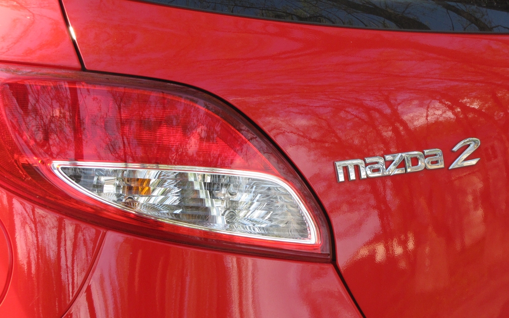 Mazda2, des feux arrière très voyants