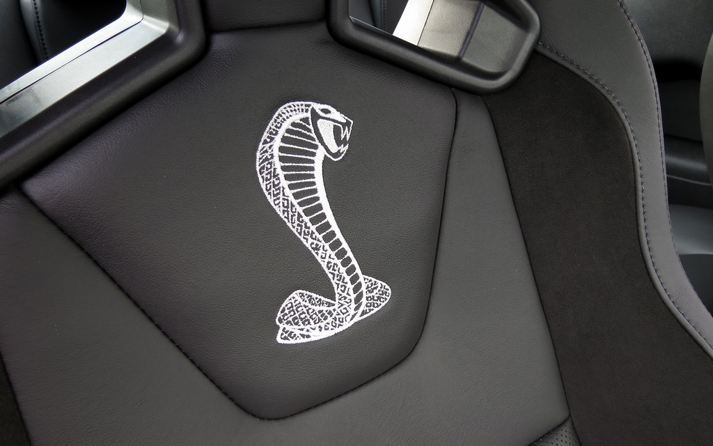 L'emblème-fétiche du cobra de Shelby sur les sièges Recaro