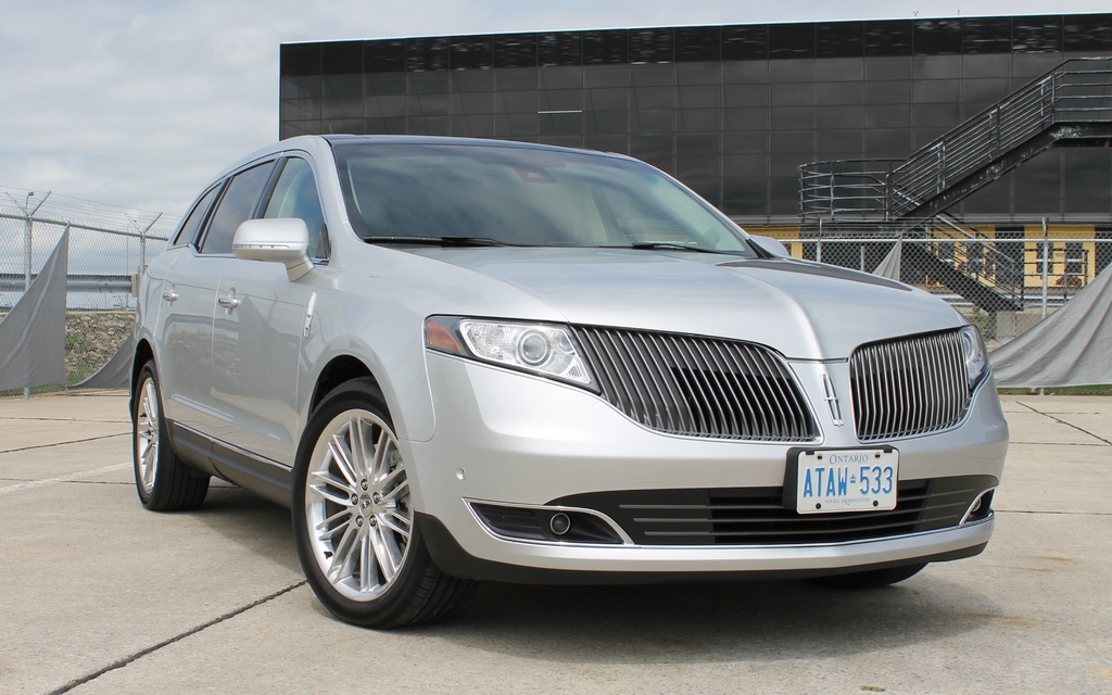 Lincoln MKT. La grille avant est moins agressive qu'avant