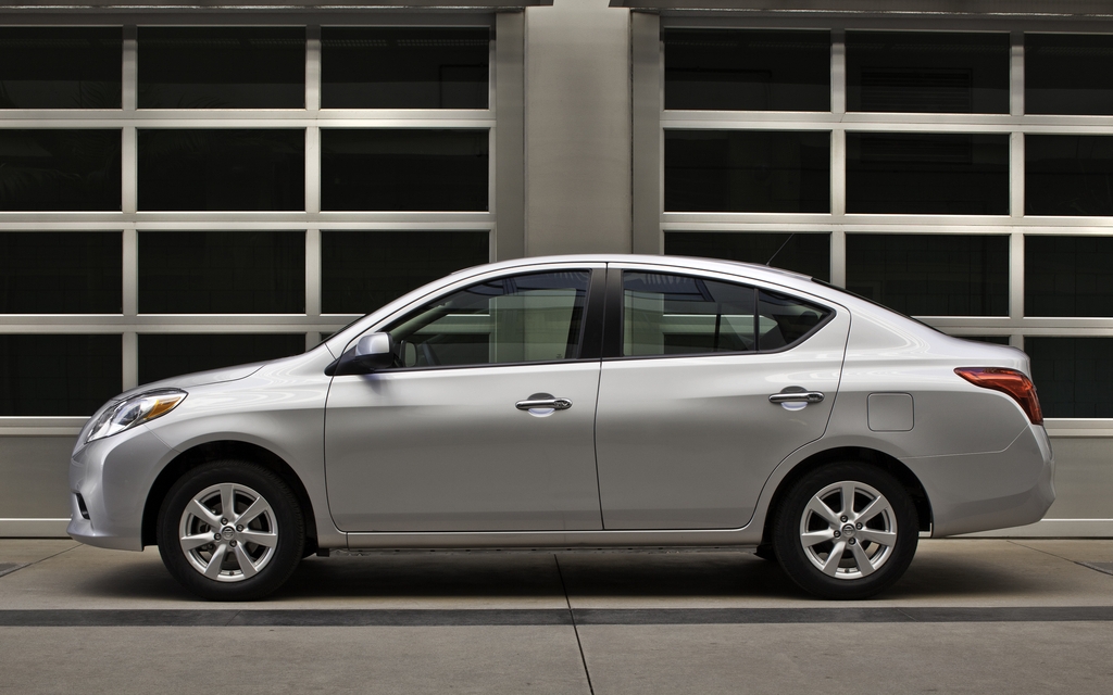 Nissan Versa berline - Un logo Kia aurait bien fait l'affaire