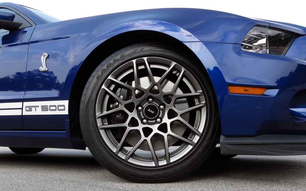 The GT500 is fitted with Goodyear Eagle F1 SuperCar G: 2 tires