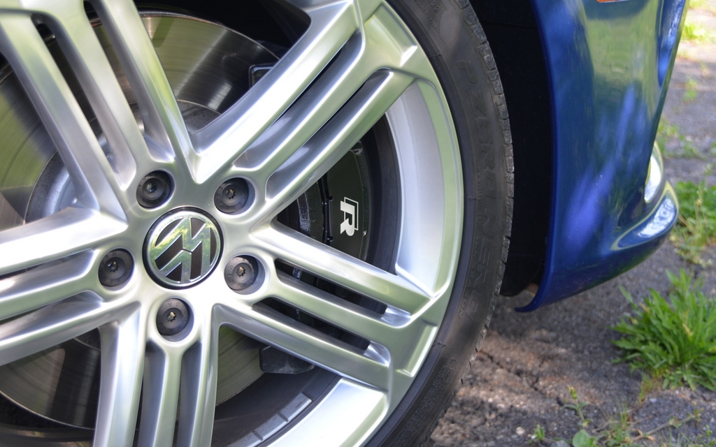 This ultimate Golf’s brake calipers are black and feature a white R.