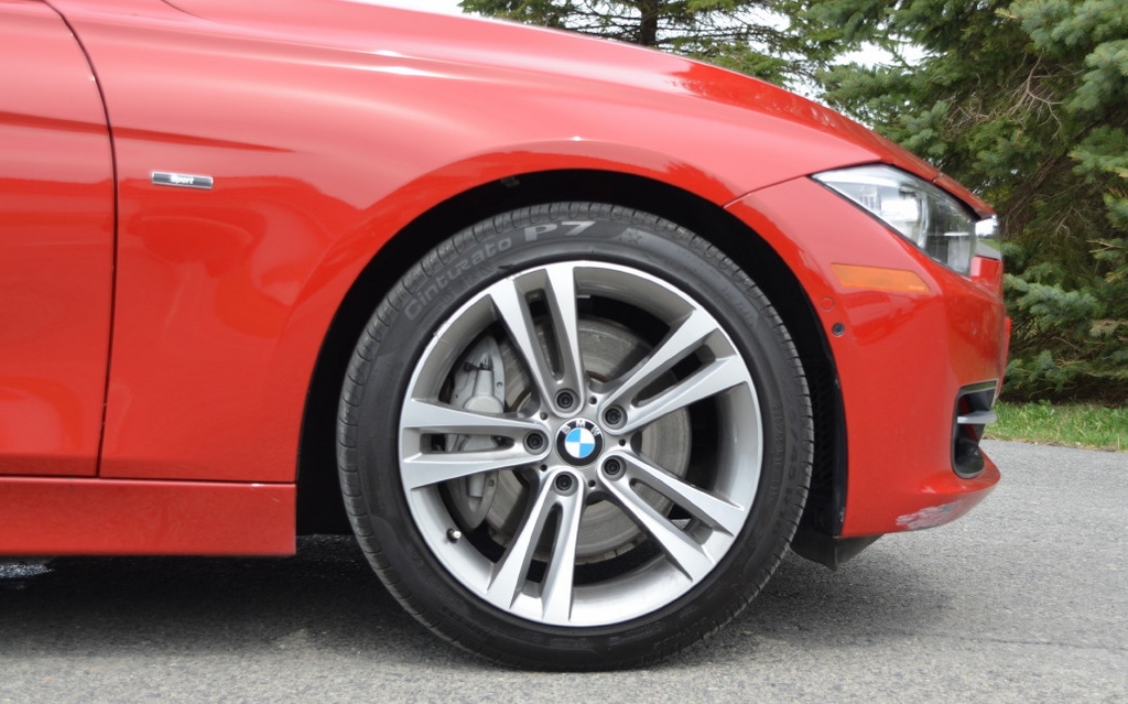 Very powerful brakes and excellent tires (Pirelli Cinturato P7).