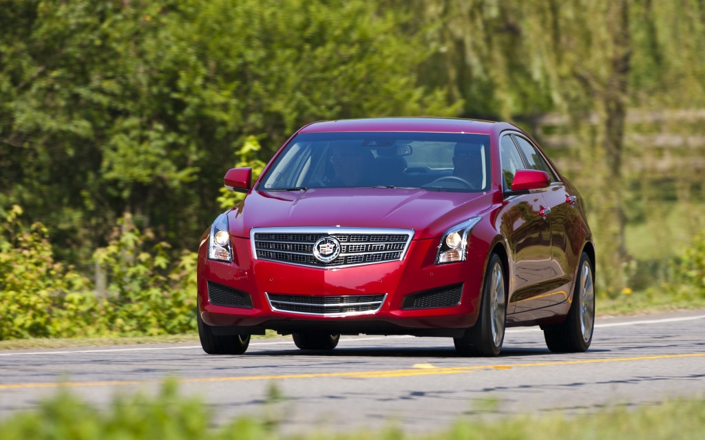 Sur une route secondaire, cette Cadillac  est agréable à conduire