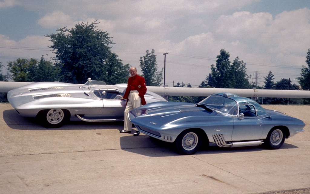 Bill Mitchell posant entre les prototypes Sting Ray 1959 et Mako Shark 1961
