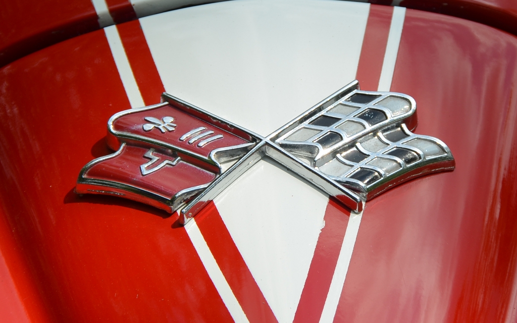 L'emblème de la Corvette de deuxième génération.