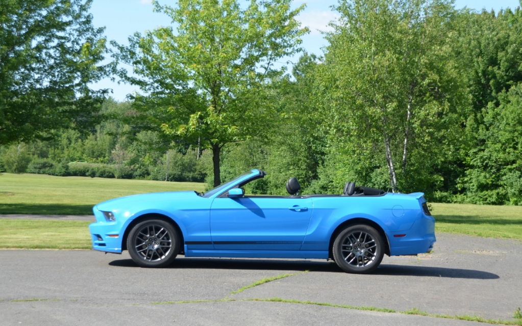 Mustang V6 de couleur bleu éclatant... ou bleu piscine.