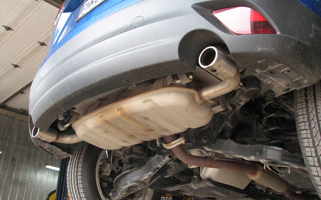  Dual exhaust tips improve air circulation and reduce muffler noise. 