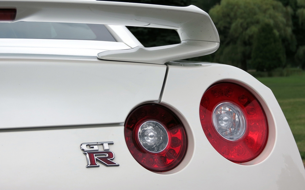 Les grands feux arrière ronds caractéristiques de la GT-R