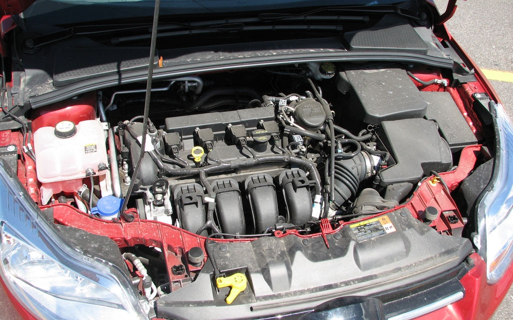 Le moteur 4 cylindres prend tout l'espace.