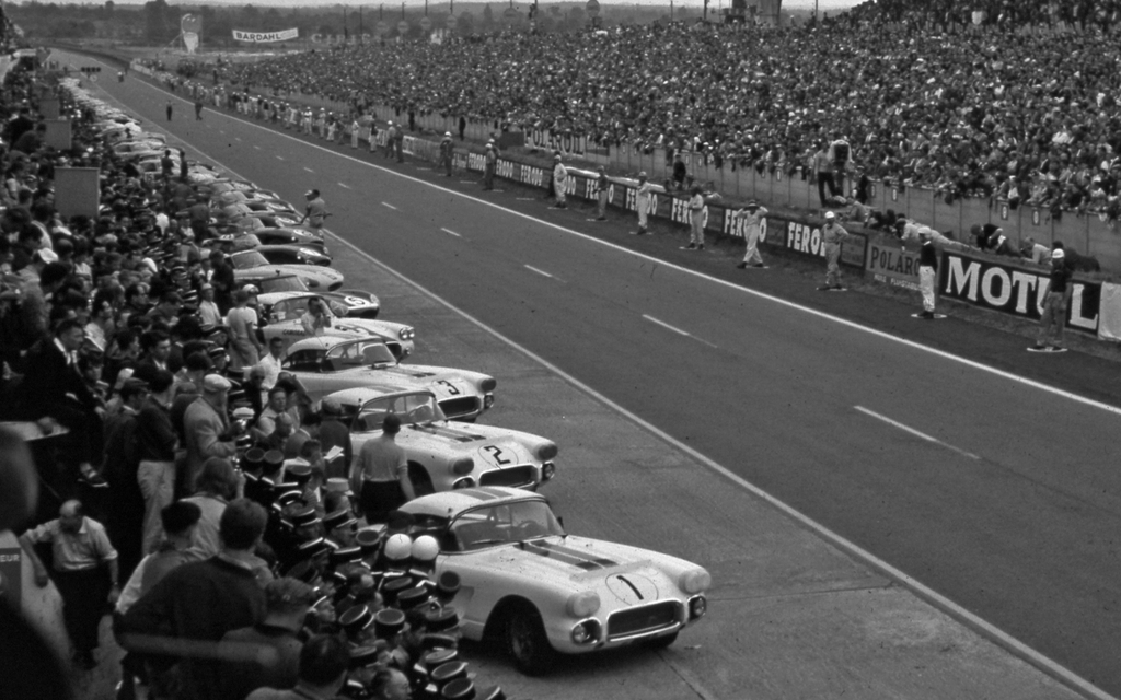 Corvette 1960 prête pour le départ des célèbres 24 Heures du Mans.