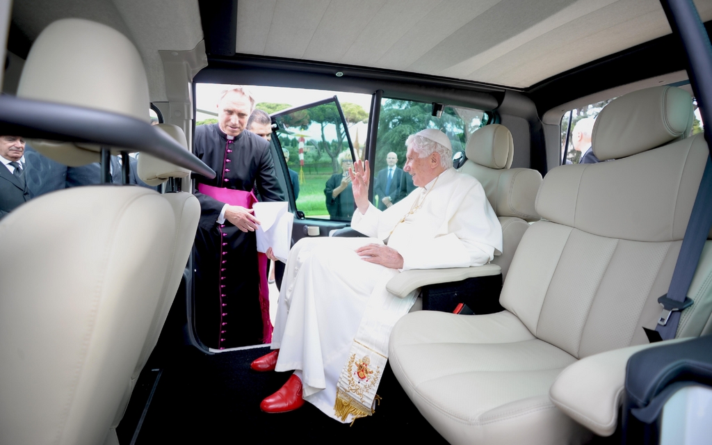 Benoît XVI prend place dans sa Renault Kangoo Z.E.