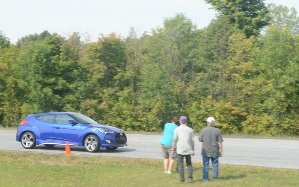 Premier virage, premières images de la voiture en piste.