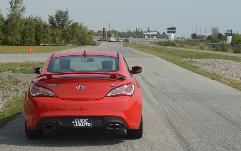 Une scène familière: un voiture d'essai du Guide à Sanair.
