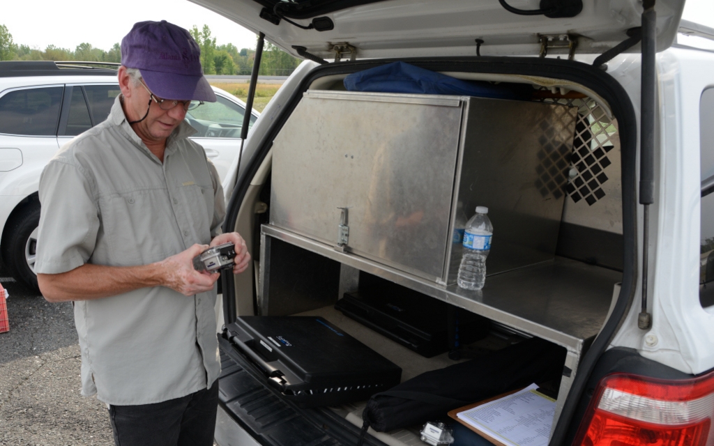 On prépare l'une des caméras Go Pro