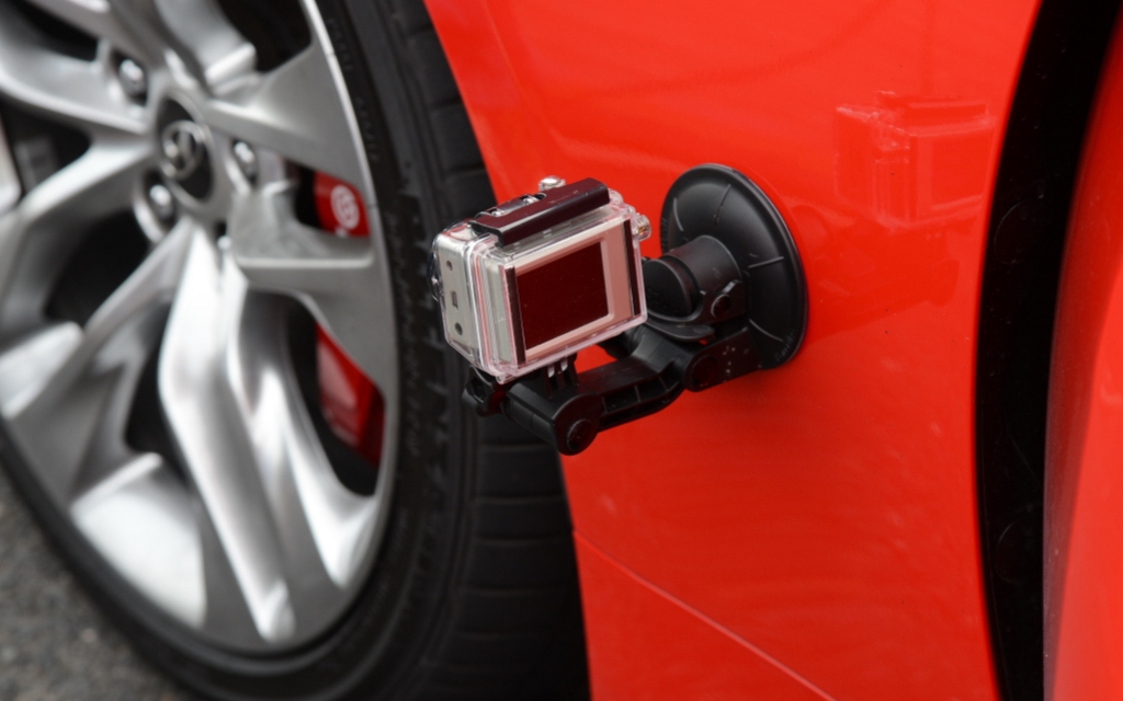 Plan rapproché sur la roue avant gauche.