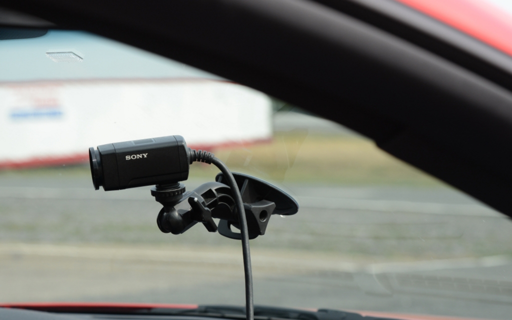 En plus des caméras extérieures, celle-ci filme le pilote.