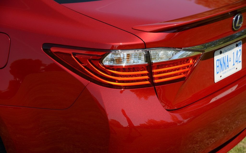 The taillights integrate LED and conventional lamps