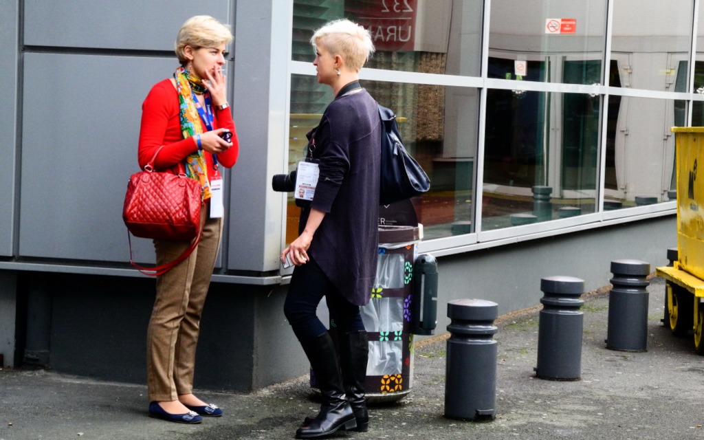 Une autre pose cigarette.