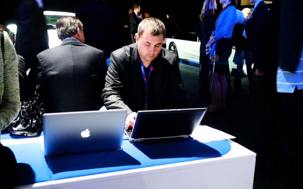 Au stand de Ford, on a des banquettes pour utiliser son portable.