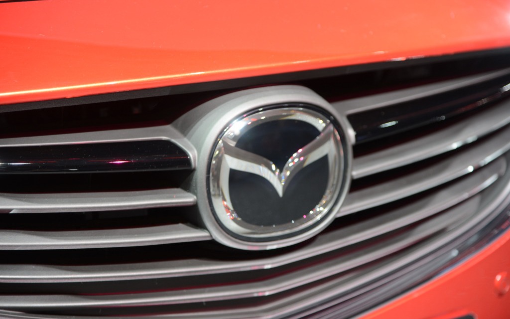 L'écusson Mazda est bien intégré à la grille de calandre.