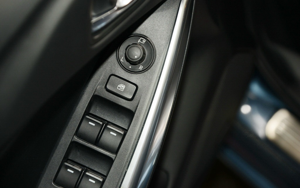 La commande des rétroviseurs est simple et à la portée des doigts.