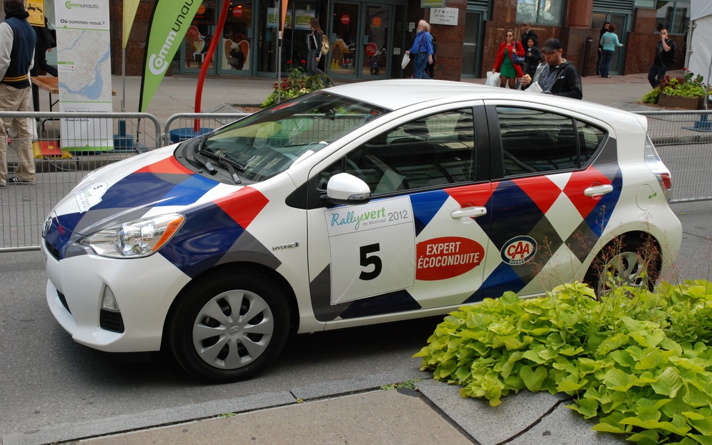 Difficile de manquer cette Toyota Prius C!