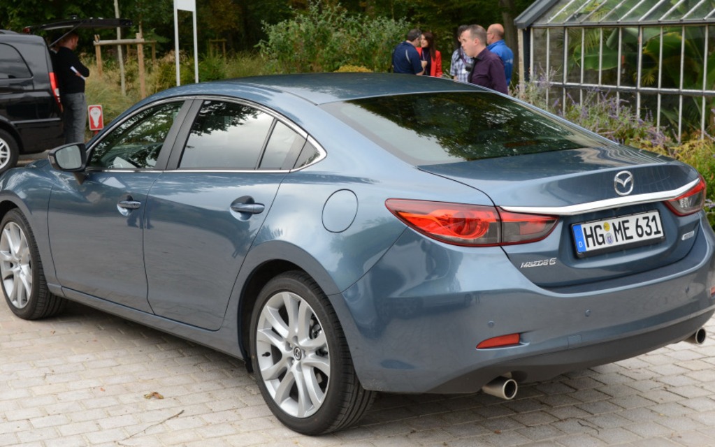 La partie arrière est fuyante comme sur un modèle coupé.