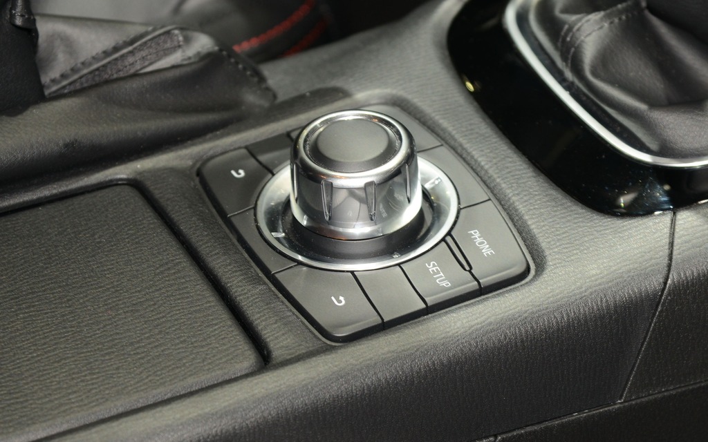 This rotary controller interacts with the vehicle's LED information screen.