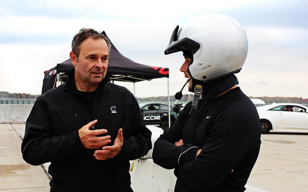 Marc Lachapelle explique quelques techniques de pilotage à Hugo Plourde.