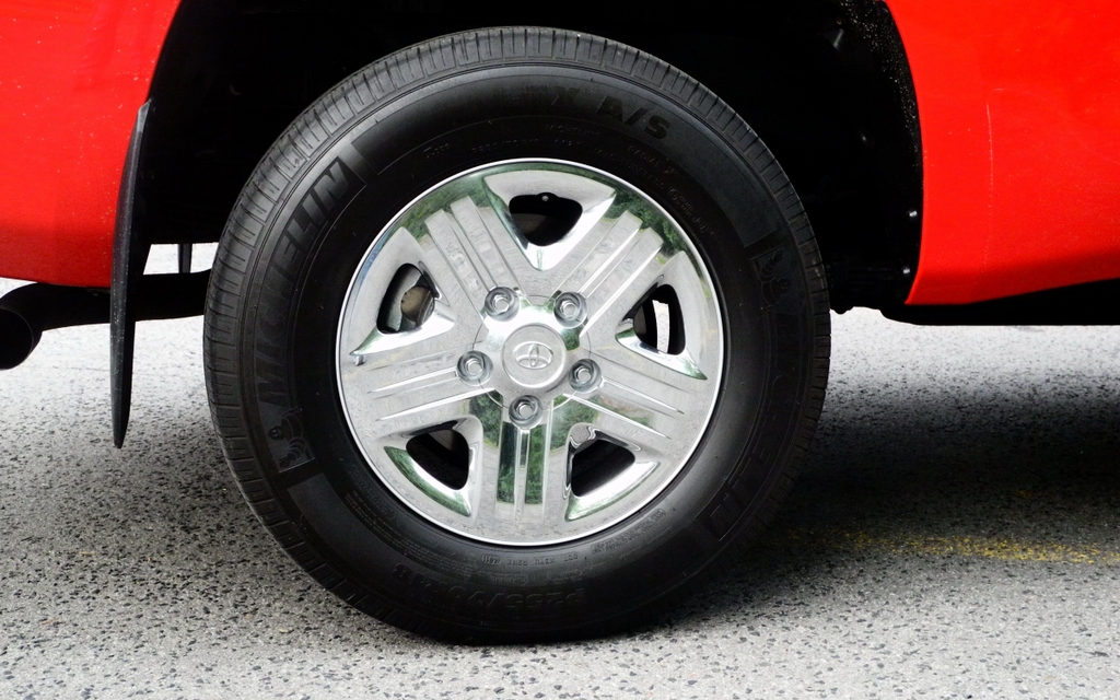 The 18-inch tires are mounted on optional chrome rims.