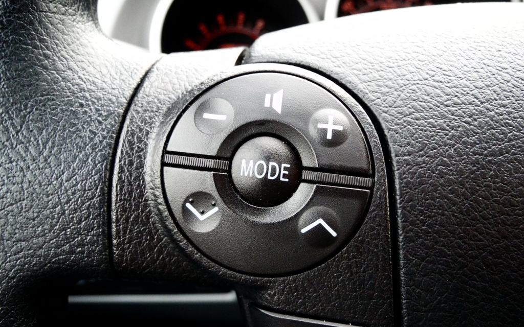 This type of command on the steering wheel is very useful.