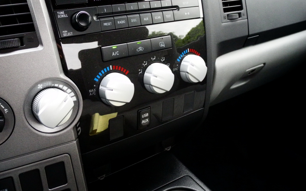 Four large buttons control the air conditioning.