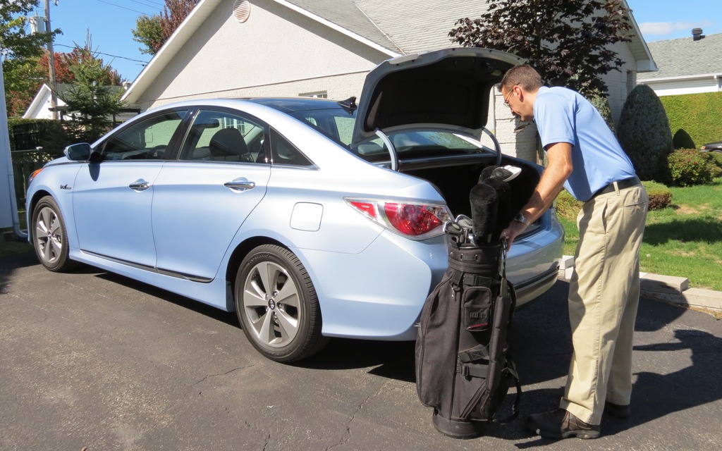 Maintenant, l'épreuve du sac de golf! Ça aussi, ça entre.