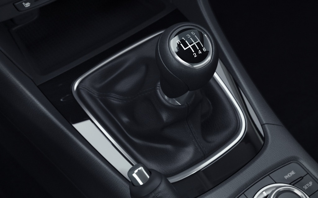 The six-speed manual gearbox’s shifting mechanism is inspired by the MX5.