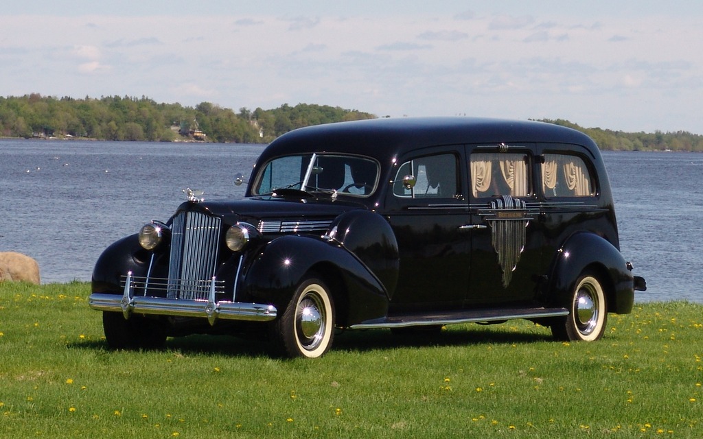 This 1939 Packard is typical of 1939 hearses. 