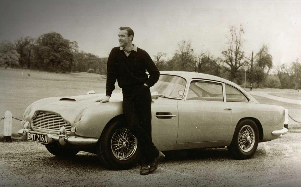 Aston Martin DB5 1964 : 	Sean Connery pose fièrement à ses côtés.