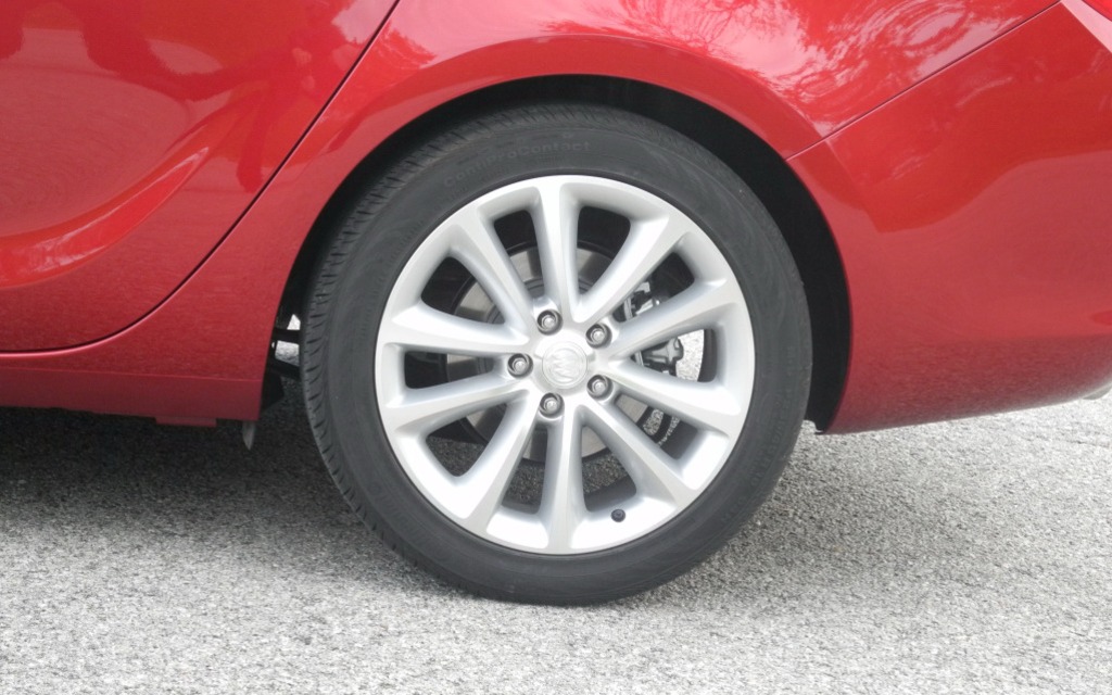 The same rims and tires equip all versions of the Verano. 