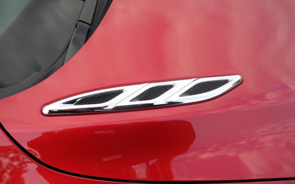 The indispensable “air holes”  are located on either side of the hood.