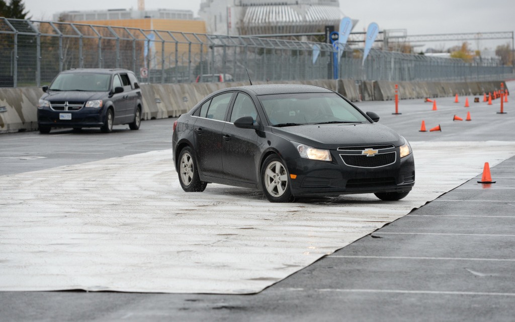 L'essayeur effectue un virage sur cette surface très glissante.